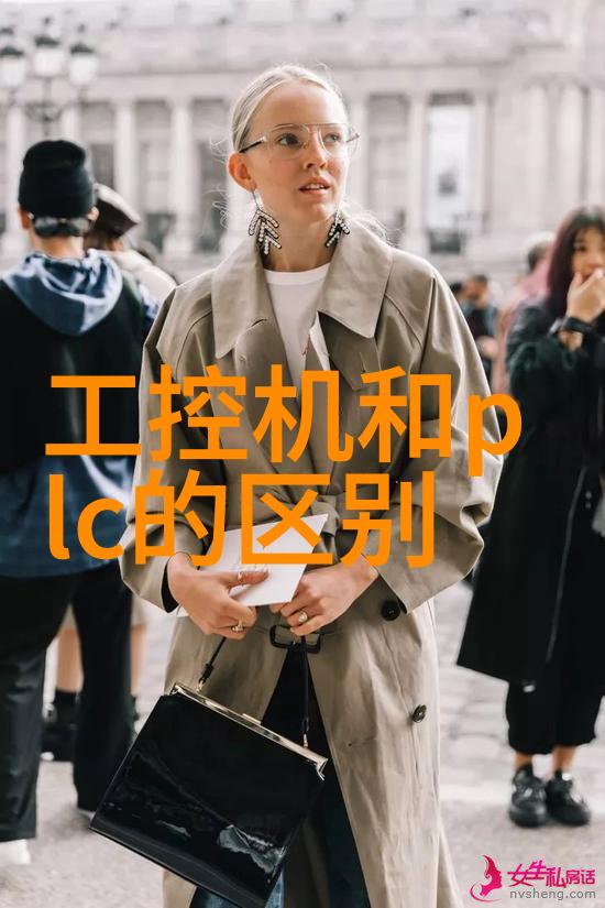 女生迈开腿开扑克视频美女打牌女性扑克玩家